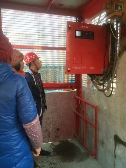 施工升降机上的应用2.jpg 施工升降机上的应用2.jpg